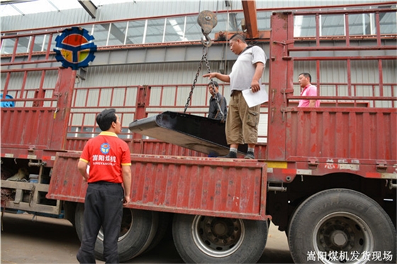 嵩陽(yáng)煤機(jī)礦用輸送機(jī)發(fā)貨現(xiàn)場(chǎng) (4).jpg